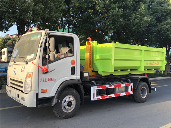 8噸大運(yùn)勾臂式垃圾車（黃牌）