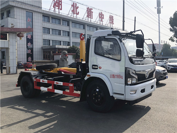 5噸東風多利卡D7勾臂垃圾車